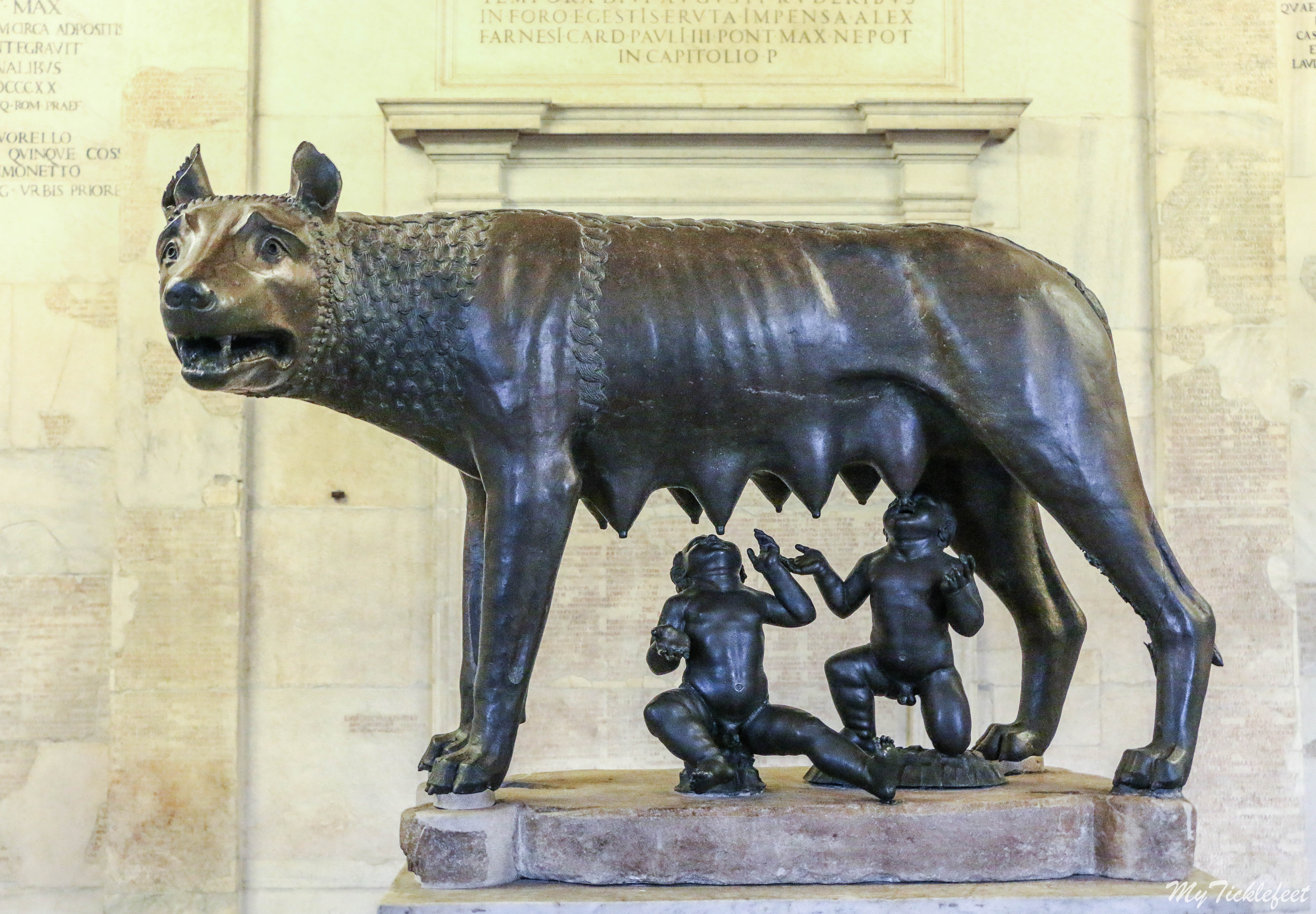 Кто такой ромул. Капитолийская волчица в Риме. Бронзовая Капитолийская волчица. Капитолийская волчица скульптура древнего Рима.